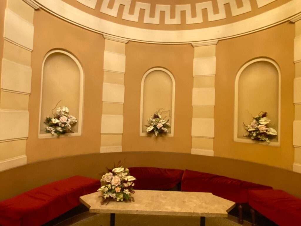 Composizione floreale elegante al Teatro Civico di Vercelli.