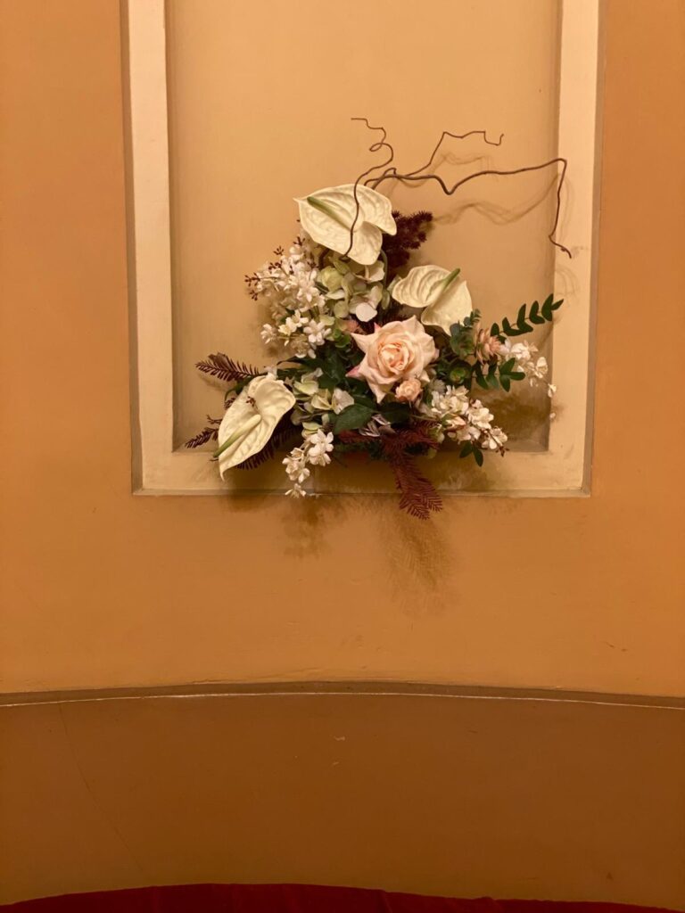 Composizione floreale elegante al Teatro Civico di Vercelli.