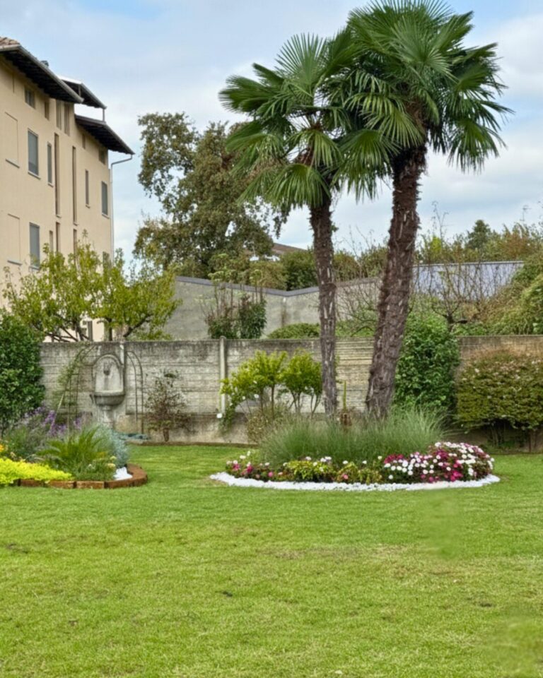 Giardino classico con prato e aiuole: eleganza senza tempo